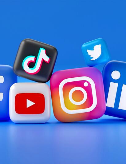 Wie gehen Instagram, TikTok & Co. mit Cannabis um? Alles über Richtlinien, Influencer, Werbung und Tipps für private Nutzer.