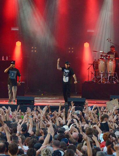 Pokud jste poslouchali hip-hop už na přelomu tisíciletí, nemohla se vám vyhnout hudba od Cypress Hill. Jejich songy „I Want To Get High“, „Insane In The Brain“ nebo „Throw Your Set In The Air“ zněly na každé hip-hop party a staly se nezapomenutelným „soundtrackem“ této doby. Nezapomenutelná je také jejich láska k marihuaně, kterou velebili v mnoha skladbách i na koncertech. Toto je historie a příběh kapely, která se navždy zapsala do hip-hopové i konopné kultury.