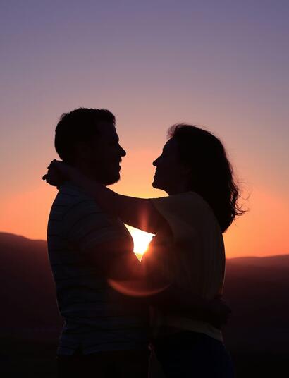 pareja abrazada en el atardecer
