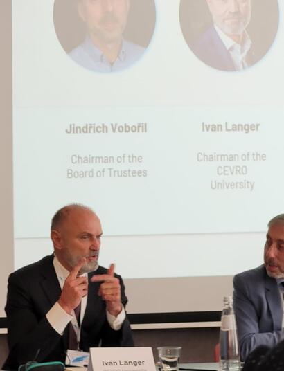 Ivan Langer hablando