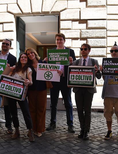 Meglio Legale deposita 55.000 firme al Senato per cannabis legale