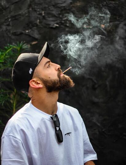 Hombre fumando 