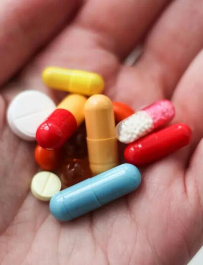 Die Wechselwirkung von Cannabis und Medikamenten problematisch. 