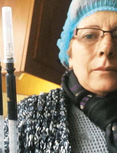 Con una aceitera montevideana cocinando medicina