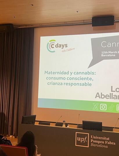 Loles Abellanas exponiéndotelas en las charlas C-Talks 