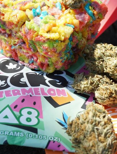 cogollos de marihuana sobre paquetes 