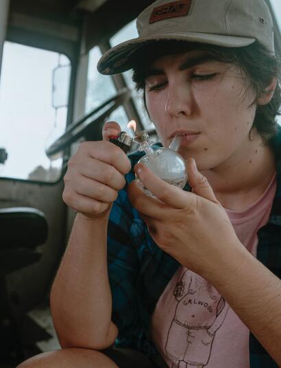 Nezletilí a marihuana – hrozící důsledky v ČR