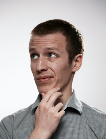 hombre con expresión de duda y camisa gris