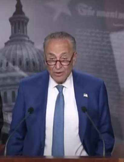 Il senatore Chuck Schumer presenta la bozza di legge insieme ai senatori Ron Wyden e Cory Booker