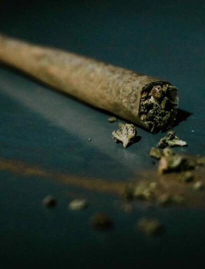 Despite the benefits, smoking cannabis also has several drawbacks to consider