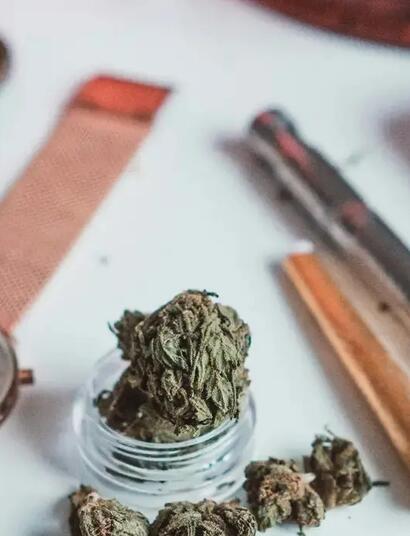 Alles über Cannabichromen: Wie wirkt das nicht-psychoaktive CBC? Studien zu Entzündungen, Schmerzen und Neurogenese. 