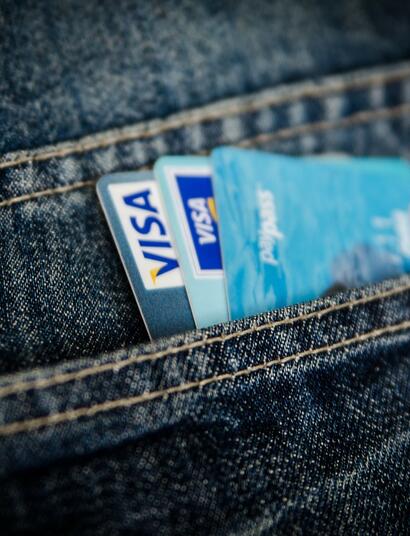 Visa amenaza dispensarios de cannabis en Estados Unidos por fraude.