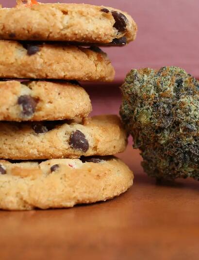 Eine optimale Umwandlung von THCA in THC in den Esswaren bekommt man, wenn man das Cannabis vor dem Kochen decarboxyliert.