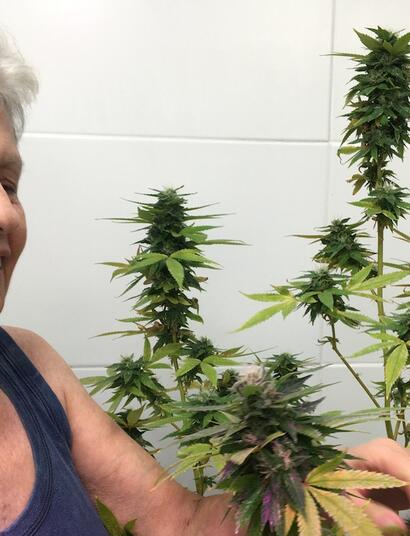 Alicia Castilla en su cultivo en Uruguay.