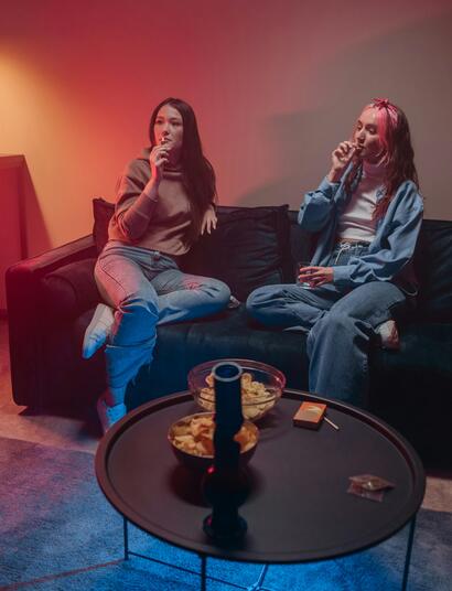 Interior moderno de un Cannabis Consumption Lounge