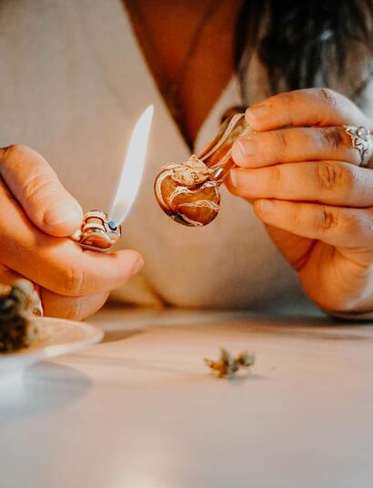 Flores de cannabis medicinal de alta calidad sobre fondo neutro, representando la medicina que utilizan pacientes con ansiedad o dolor para mantener su productividad diaria.