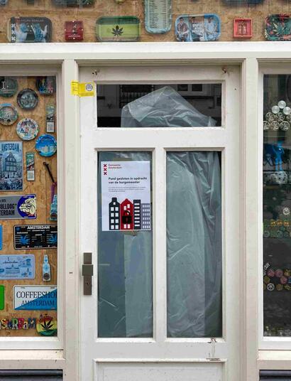 Een van de gesloten winkels