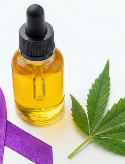 Frasco de aceite de CBD medicinal con el lazo púrpura símbolo de la lucha contra la epilepsia y una hoja de cannabis sobre fondo blanco.