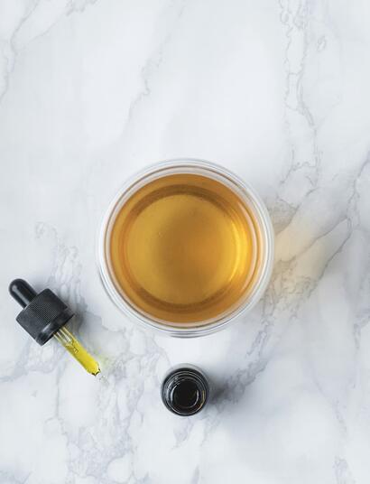 Frasco de aceite de CBD medicinal ilustrando el tratamiento clínico para la epilepsia.