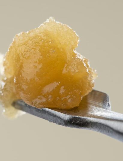 Fotografía en primer plano de una extracción de cannabis de alta calidad.