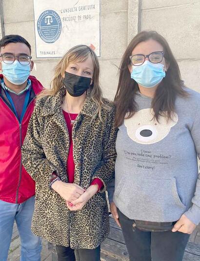 Freddy Hermosilla y su esposa Jennifer Carreño, junto a Ana María Gazmuri, el 2 de agosto en el inicio del juicio.