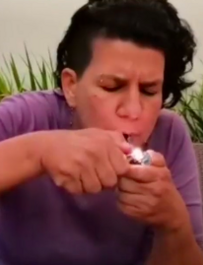 Aspirante a diputada Margarita Salas fuma cannabis y enciende el debate en Costa Rica. 