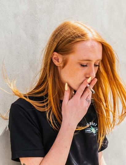 Persona relajada fumando un porro 