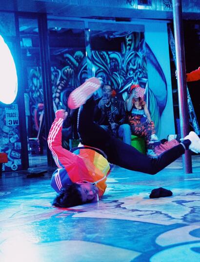 El-mundo-se-mueve-mientras-fumamos-marrón-y-verde