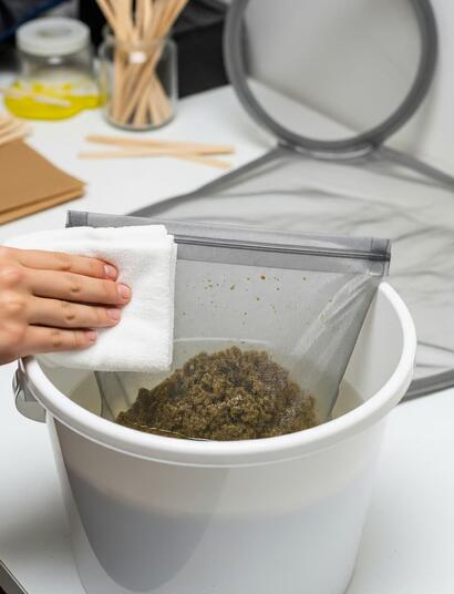 Extracción de hachís al agua con bolsas de malla en proceso artesanal
