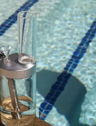 Durch die kühlende Wirkung des Wassers wird der Rauch einer Bong beim Inhalieren als deutlich sanfter empfunden.