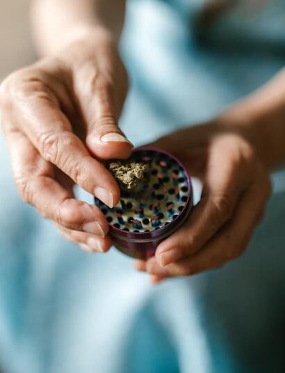 Elevate your setup without breaking the bank. Discover safe, budget-friendly ways to build a modern cannabis toolkit using smart online sourcing and tech.