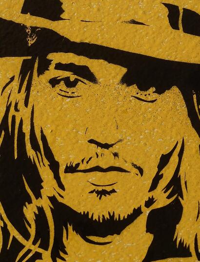 Depp se defiende de golpes bajos de ex esposa en millonario juicio.