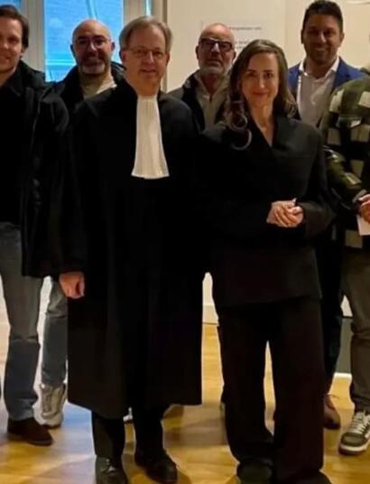 Simone van Breda y representantes de los coffeeshops de marihuana ante el juzgado de Utrecht
