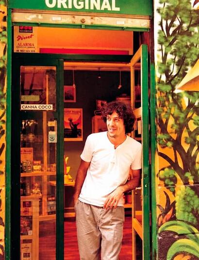 Kike Lastra en los primeros años de Houseplant, la growshop pionera en España.