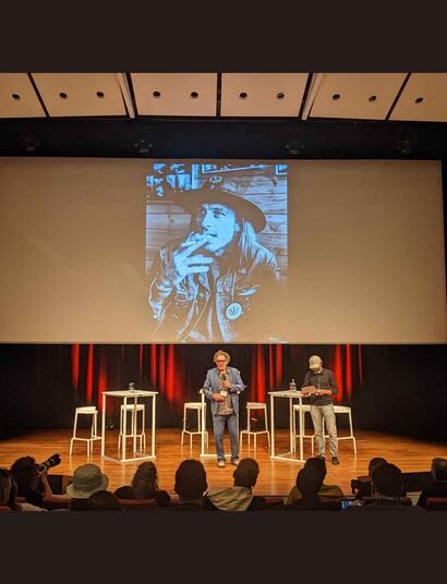 August de Loor spreekt de zaal toe