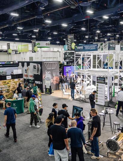Asistentes y profesionales del sector recorriendo el pabellón principal de la feria MJBizCon 2025 en Las Vegas.