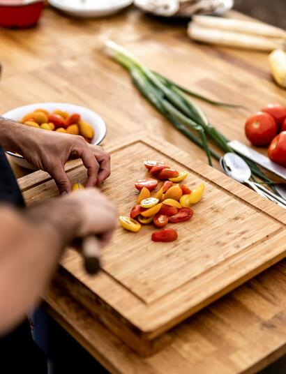 hombre cortando tomates 
