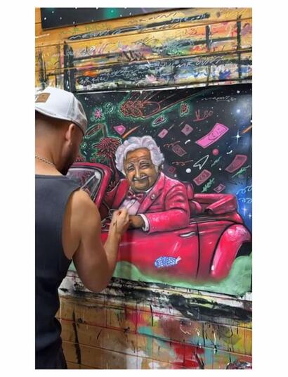 El artista Mr Ovni trabajando en la pintura Pepe de rosa para la exposición sobre Mujica.