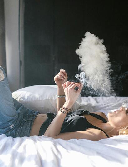 Cannabis: meglio fumare in casa o all'aria aperta?