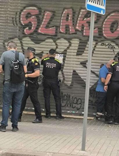 Agentes de policía precintan la puerta de un club de cannabis en Barcelona