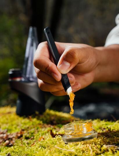 Un primer plano detallado de una sesión de dabbing responsable