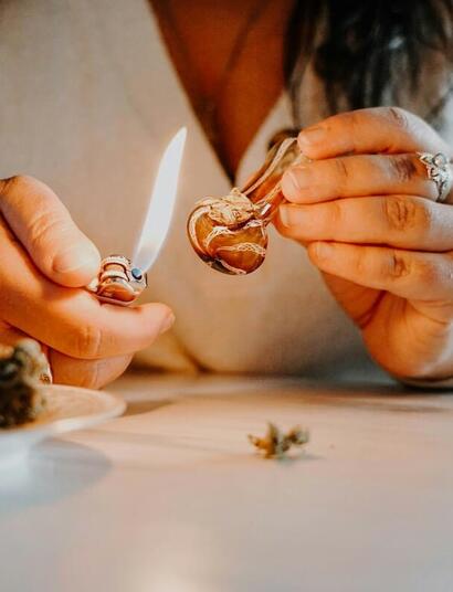 complete guide to marijuana pipes and bongs 