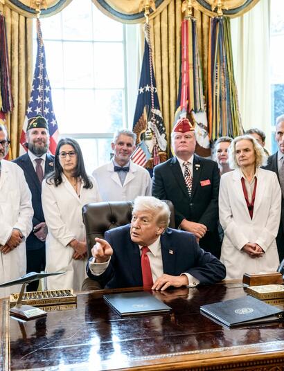 El presidente Donald Trump firma una orden ejecutiva que reclasifica la marihuana como una sustancia del Anexo III con restricciones más flexibles en la Oficina Oval, el jueves 18 de diciembre de 2025. (Foto oficial de la Casa Blanca por Molly Riley)