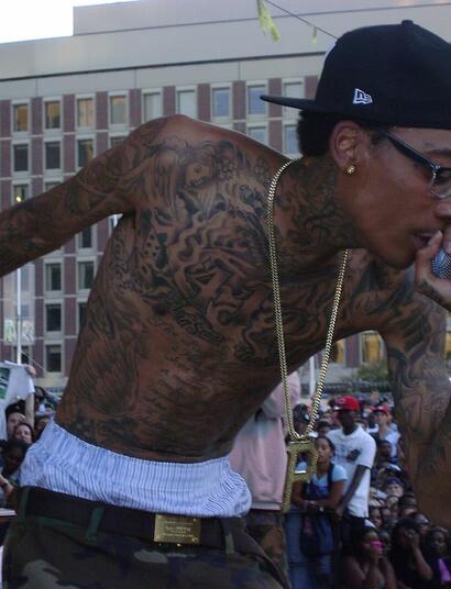 Rapper Wiz Khalifa has been sentenced to 9 months in prison in Romania after his on-stage cannabis use. Learn about the legal clash and extradition reality. 