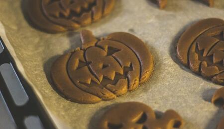 Elevate your adult party with 4 easy Halloween cannabis recipes! Learn how to make weed rice crispy treats, infused caramel apples, THC punch & pumpkin cookies.