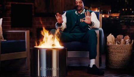 Niente fumo e niente arrosto: Snoop Dogg non smette di fumare