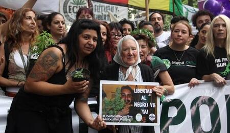 Argentina: Negro V8 vuelve a casa para esperar juicio