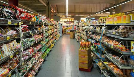 Ab März 2026 bietet Netto in 255 Filialen Cannabissamen an. L.A. Kush Cake & Sour Diesel sind im Discounter erhältlich. 