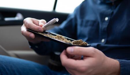 El consumo de marihuana en un coche ya no es sancionable