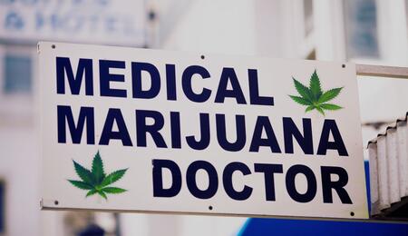 Dlaczego coraz więcej osób chce używać medycznej marihuany?